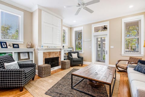 Beautiful dog-friendly home with shared pools & complimentary beach chairs House in Carillon Beach