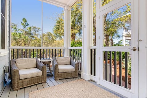 Beautiful dog-friendly home with shared pools & complimentary beach chairs House in Carillon Beach