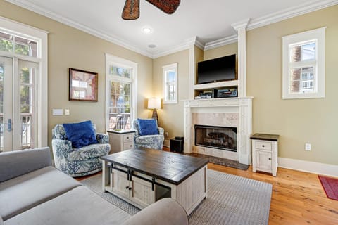 Invitingly Warm 4-Bedroom - Gated Community - Seasonal Beach Service Included House in Carillon Beach