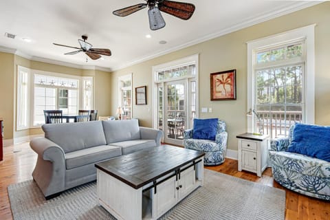 Invitingly Warm 4-Bedroom - Gated Community - Seasonal Beach Service Included House in Carillon Beach