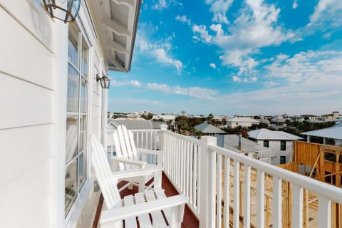 Invitingly Warm 4-Bedroom - Gated Community - Seasonal Beach Service Included House in Carillon Beach