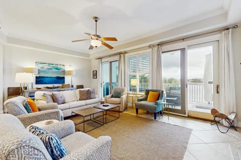 Enchanting & modern waterfront condo just steps to the beach pools & hot tubs House in Carillon Beach