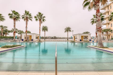 Enchanting & modern waterfront condo just steps to the beach pools & hot tubs House in Carillon Beach