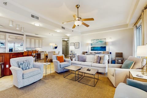 Enchanting & modern waterfront condo just steps to the beach pools & hot tubs House in Carillon Beach