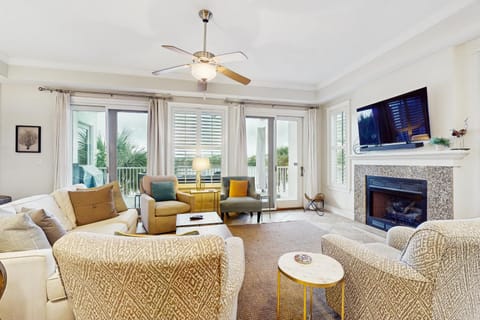 Enchanting & modern waterfront condo just steps to the beach pools & hot tubs House in Carillon Beach