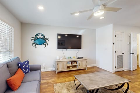 Partial Gulf-view getaway with deck full kitchen washer&dryer & central AC House in Sunnyside