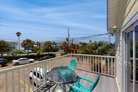 Partial Gulf-view getaway with deck full kitchen washer&dryer & central AC House in Sunnyside