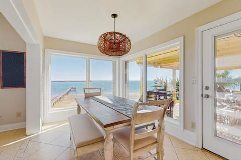 Waterfront pet friendly home with Grill Wifi and gorgeous water views House in Seaglade