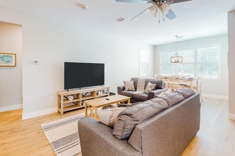 Dog-friendly coastal abode with a grill central AC updated interior & patio House in Port Saint Joe