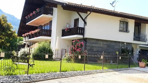Property building, Facade/entrance, Garden