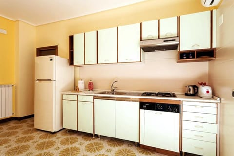 Flat Margot, Central Sorrento, 2BR 2BT Flat, Sleeps 4, terrace Apartment in Priora