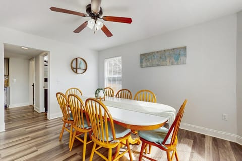 Spacious private home with outdoor space full kitchen & close to everything House in Alabama