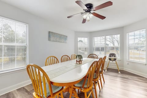 Spacious private home with outdoor space full kitchen & close to everything House in Alabama