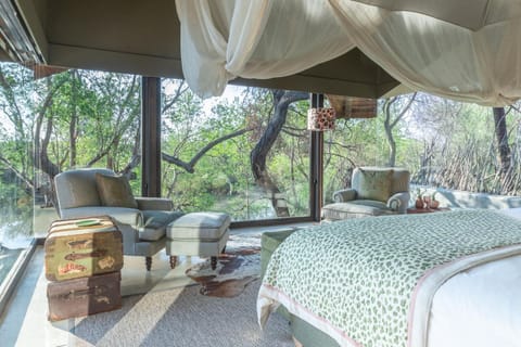 Bed, View (from property/room), Photo of the whole room, Seating area, Bedroom, Garden view