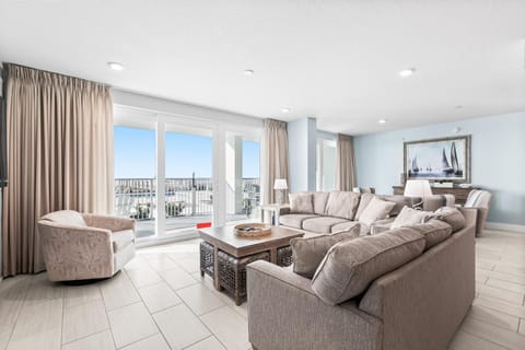 Luxurious gulf-front condo with resort amenities - near entertainment House in Okaloosa Island