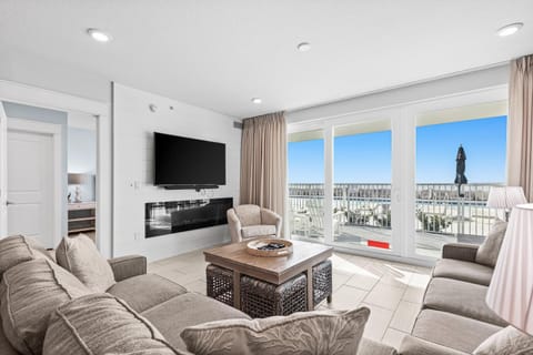 Luxurious gulf-front condo with resort amenities - near entertainment House in Okaloosa Island