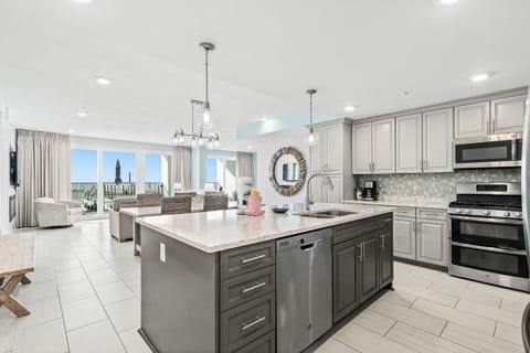 Luxurious gulf-front condo with resort amenities - near entertainment House in Okaloosa Island