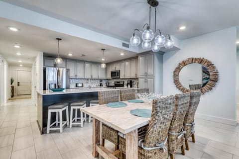 Gulf-front condo with pools and seasonal beach service in a gated community House in Okaloosa Island