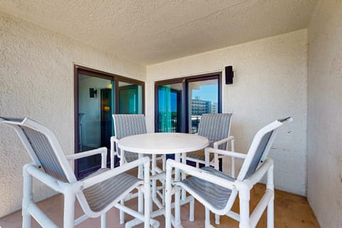 Spacious home with balconies shared pool and beach access House in Okaloosa Island