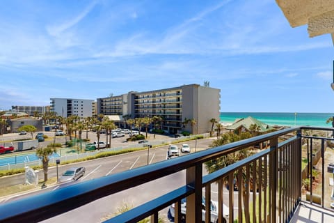 Spacious home with balconies shared pool and beach access House in Okaloosa Island