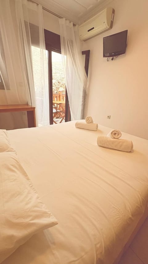 Bed, TV and multimedia, Balcony/Terrace, Photo of the whole room, Evening entertainment, Bedroom, towels, air conditioner