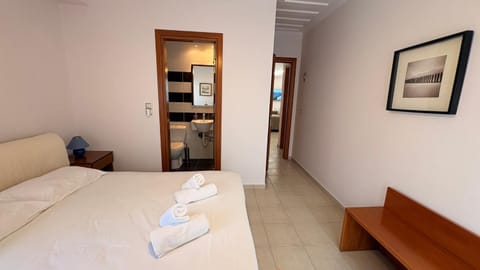 Bed, Bathroom, Photo of the whole room, Bedroom, towels, wardrobe