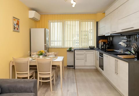 Kitchen or kitchenette, Dining area, dishwasher, oven