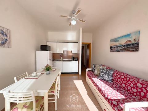 Kitchen or kitchenette, Living room, Seating area, Dining area, stove
