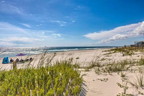 Cozy home with sunroom WIFI washer & dryer & near the beach House in Alabama