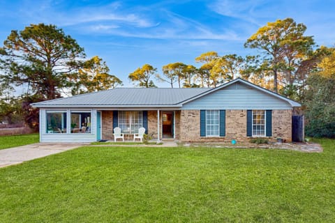 Cozy home with sunroom WIFI washer & dryer & near the beach House in Alabama