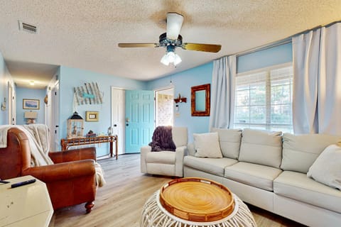 Cozy home with sunroom WIFI washer & dryer & near the beach House in Alabama