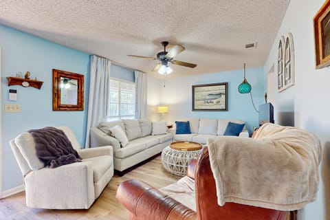 Cozy home with sunroom WIFI washer & dryer & near the beach House in Alabama