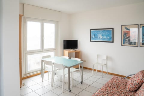 TV and multimedia, Living room, Dining area, air conditioner