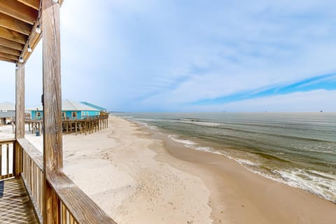 10 Steps to the Gulf Beachfront Dog-Friendly Home with 2 Decks AC WiFi & W&D House in Dauphin Island