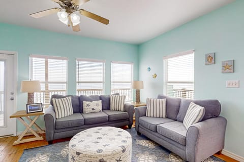 10 Steps to the Gulf Beachfront Dog-Friendly Home with 2 Decks AC WiFi & W&D House in Dauphin Island