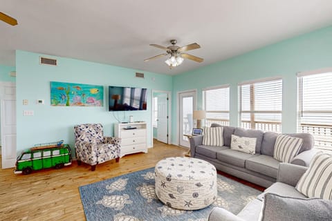 10 Steps to the Gulf Beachfront Dog-Friendly Home with 2 Decks AC WiFi & W&D House in Dauphin Island