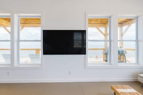 Gulf Front Paradise - Swim Spa Dolphin Spotting and Beach at Your Doorstep House in Dauphin Island