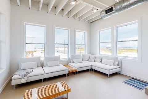 Gulf Front Paradise - Swim Spa Dolphin Spotting and Beach at Your Doorstep House in Dauphin Island