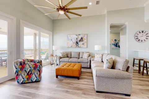 Exquisite oceanfront beach home with hot tub central AC balcony & W&D House in Dauphin Island