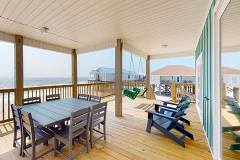 Exquisite oceanfront beach home with hot tub central AC balcony & W&D House in Dauphin Island