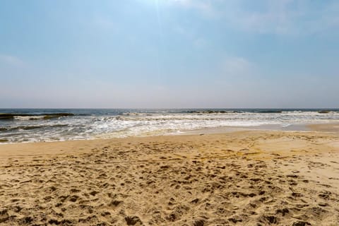 Exquisite oceanfront beach home with hot tub central AC balcony & W&D House in Dauphin Island