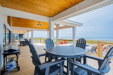 Dog-friendly home with water views & private heated pool House in Dauphin Island