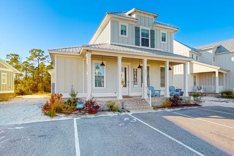 Upscale beachside dog-friendly home near the beach with grill washer dryer & AC House in Orange Beach