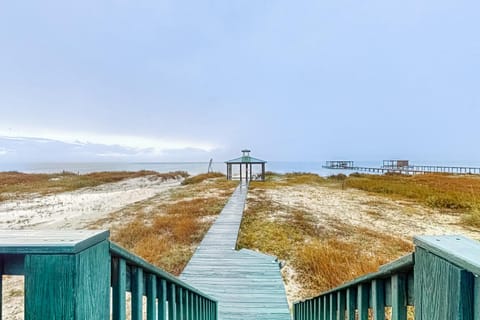 Bayfront home with wraparound deck & great water views - dog-friendly House in Dauphin Island