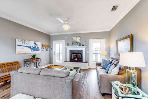 Bayfront home with wraparound deck & great water views - dog-friendly House in Dauphin Island