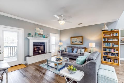 Bayfront home with wraparound deck & great water views - dog-friendly House in Dauphin Island