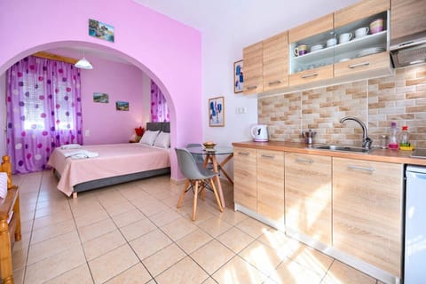 Bed, Kitchen or kitchenette, Dining area, Bedroom, stove