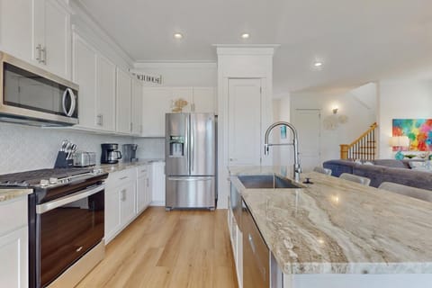 Sunny coastal getaway with shared pool firepit putting green & short beach walk House in Orange Beach