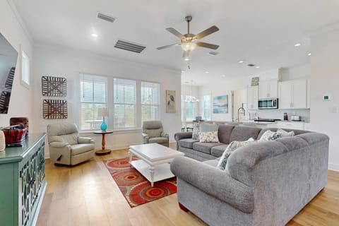 Sunny coastal getaway with shared pool firepit putting green & short beach walk House in Orange Beach