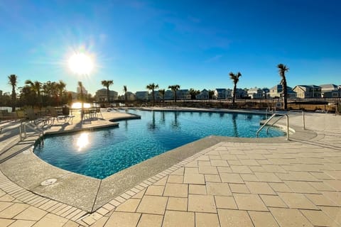Sunny coastal getaway with shared pool firepit putting green & short beach walk House in Orange Beach